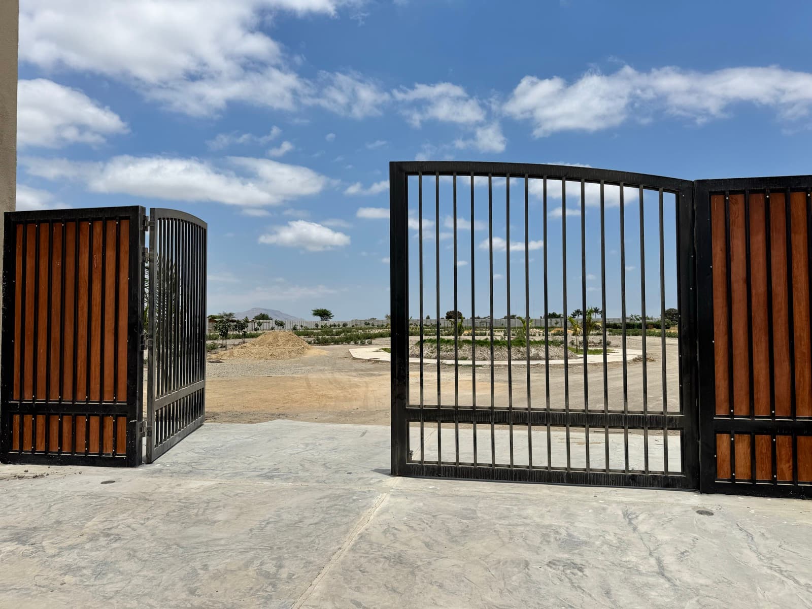 Portón y pórtico de ingreso privado