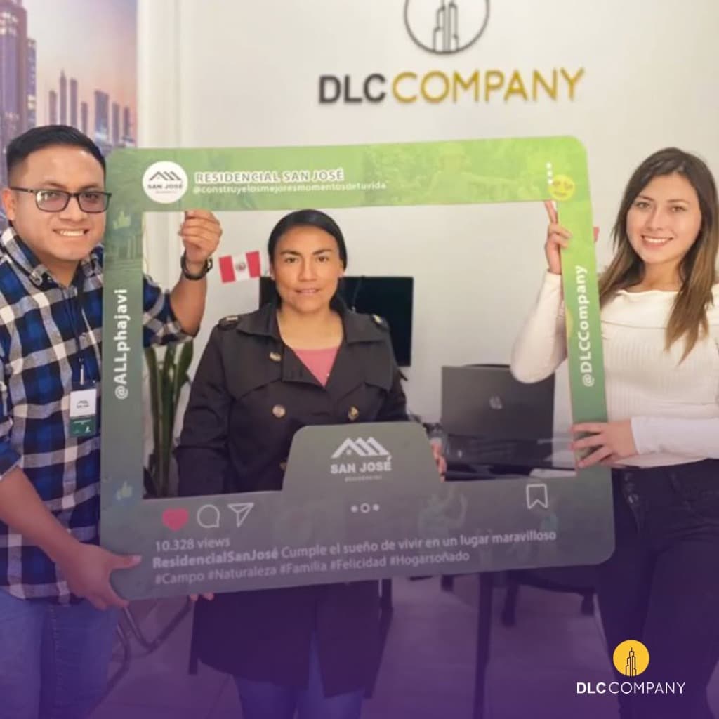 Propietaria celebrando la entrega de su lote en Residencial San José de Grupo DLC